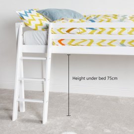 Cadru de pat inalt cu scara VonHaus 3000080, cu spatiu inferior pentru depzitare, panouri laterale de protectie, din lemn de pin, capacitate max 125kg, alb