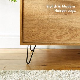 Comoda pentru televizor Capri VonHaus 3000513, din MDF cu aspect de lem de stejar, cu un raft si o usa, diagonala TV 55 inch, maro