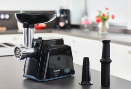 Masina de tocat carne Tefal Classic NE105838, 1400 W, 1.7 kg/min, Functie Reverse, 2 Site de tocat, Cutit cu functie de maruntire, Accesoriu pentru carnati, Negru 
