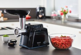 Masina de tocat carne Tefal Classic NE105838, 1400 W, 1.7 kg/min, Functie Reverse, 2 Site de tocat, Cutit cu functie de maruntire, Accesoriu pentru carnati, Negru 