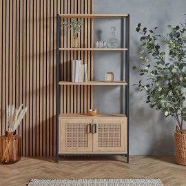 Raft pentru carti VonHaus 3000326, cu 3 rafturi pt depozitare si 2 usi, din MDF, cu aspect de ratan, cadru si manere din metal, maro