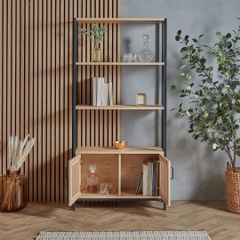 Raft pentru carti VonHaus 3000326, cu 3 rafturi pt depozitare si 2 usi, din MDF, cu aspect de ratan, cadru si manere din metal, maro