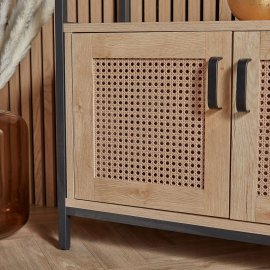 Raft pentru carti VonHaus 3000326, cu 3 rafturi pt depozitare si 2 usi, din MDF, cu aspect de ratan, cadru si manere din metal, maro