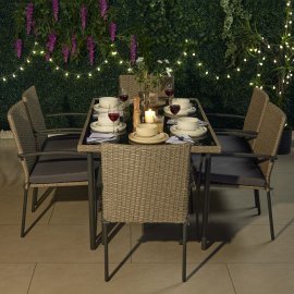 Set de exterior cu masa si 6 scaune VonHaus 2500974, cu aspect de ratan, din polietilena, blat din sticla temperata, capacitate maxima 150 kg