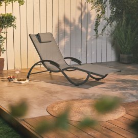 Sezlong pliabil de exterior Textoline VonHaus 2500527, cadru metalic, cu tetiera, culoare gri