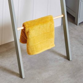 Suport de baie pentru prosoape, sub forma de scara VonHaus 300003, din MDF gri si lemn masiv maro, capacitate maxima 10 kg